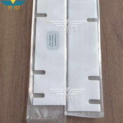 Wash Up Blade voor Roland 700 met 1102×56×1mm afmetingen en 13 gaten in hoog plastic